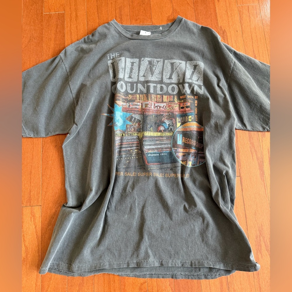 NWT Urban Outfitters Vintage Graphic Tee Vinyl Design
